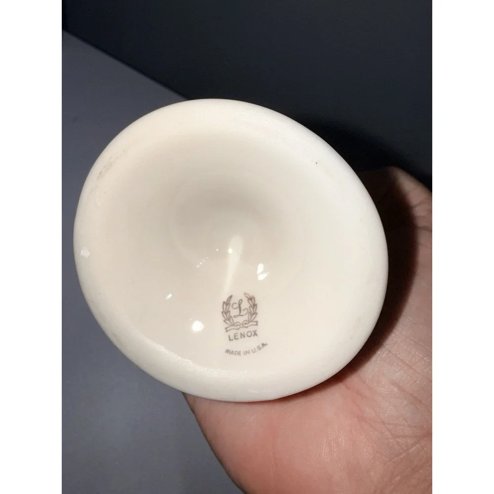 Lenox Ivory Colored Porcelain Bud Vase w/ Leaves Design 10 7/8